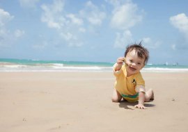 Viajando com bebê para praia: cuidados e brincadeiras com filhos pequenos no mar