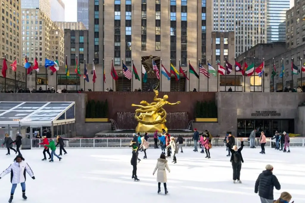 patinadores no Rockefeller Center