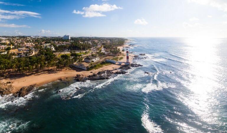 vista de cima da praia em Salvador