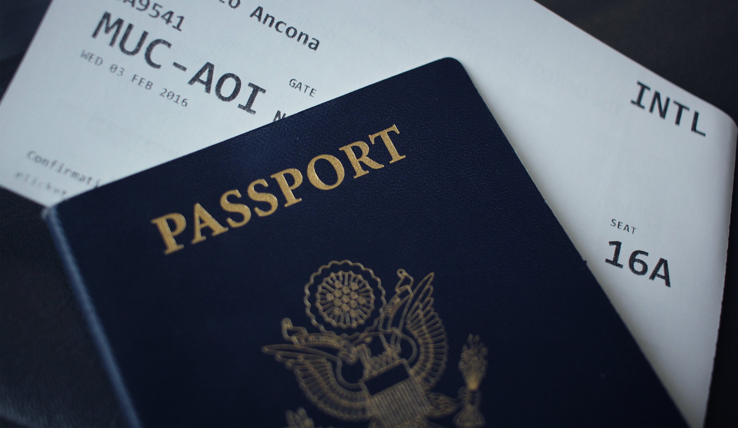 Foto de passaporte e passagem aérea. Disponível no Unsplash