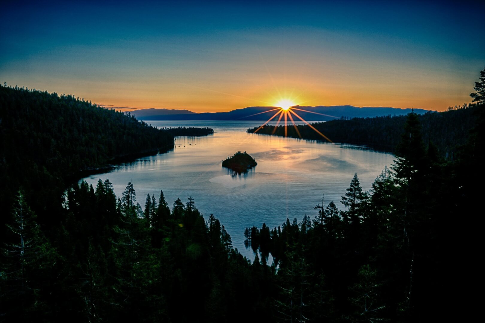 Por do sol em Lake Tahoe, nos Estados Unidos 