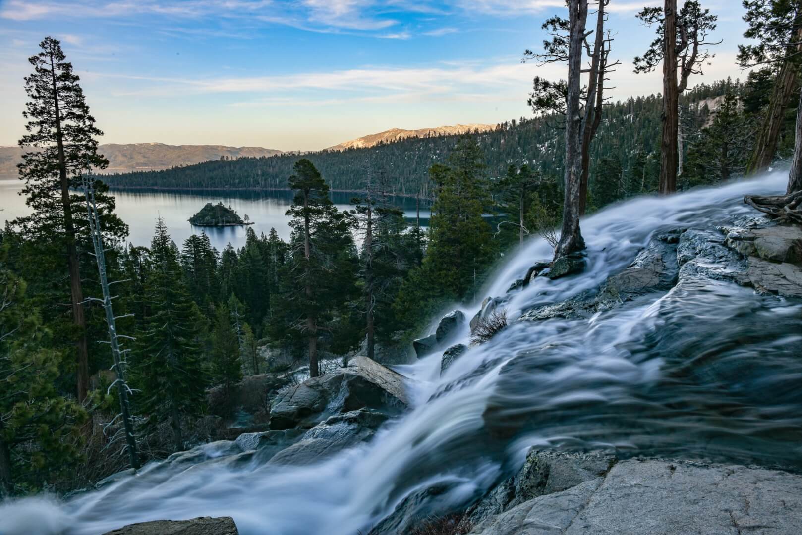 queda d'água em Lake Tahoe nos EUA 