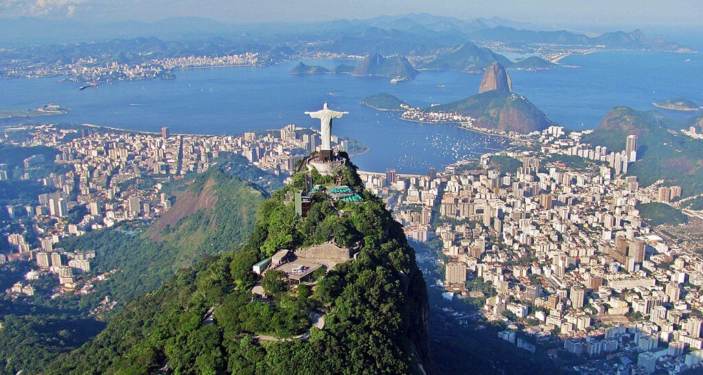 Vista panorâmica da cidade do Rio de Janeiro, ótimo destino para fazer turismo de aventura.
