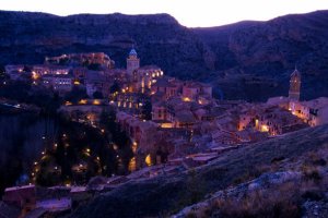imagem de fim de tarde no vilarejo de albarracín visto de cima 
