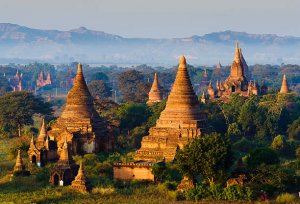 imagem do fim do dia no sítio arqueológio de Bagan no Myanmar