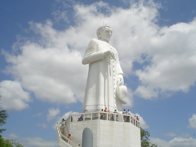 Estátua do Padre Cícero, ponto turístico para quem faz turismo religioso.