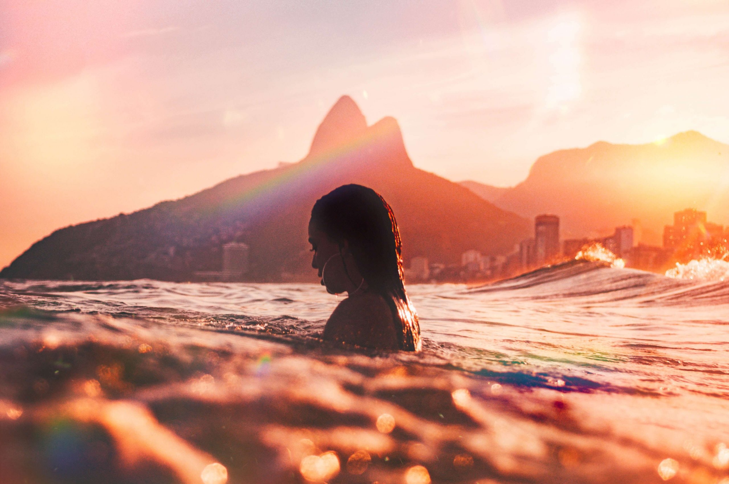 Mulher aproveitando o mar no Rio de Janeiro.