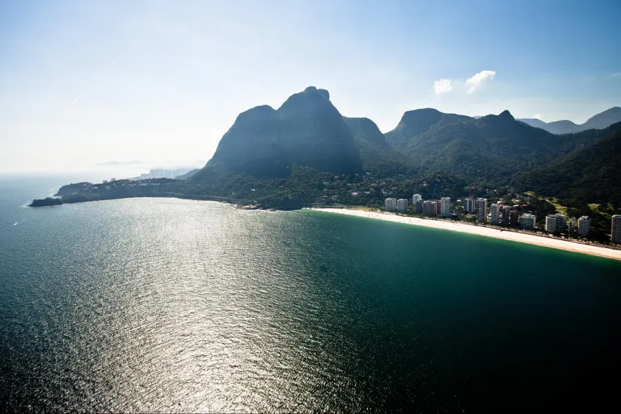 Vista aérea da Pedra da Gávea, no Rio de Janeiro - RJ