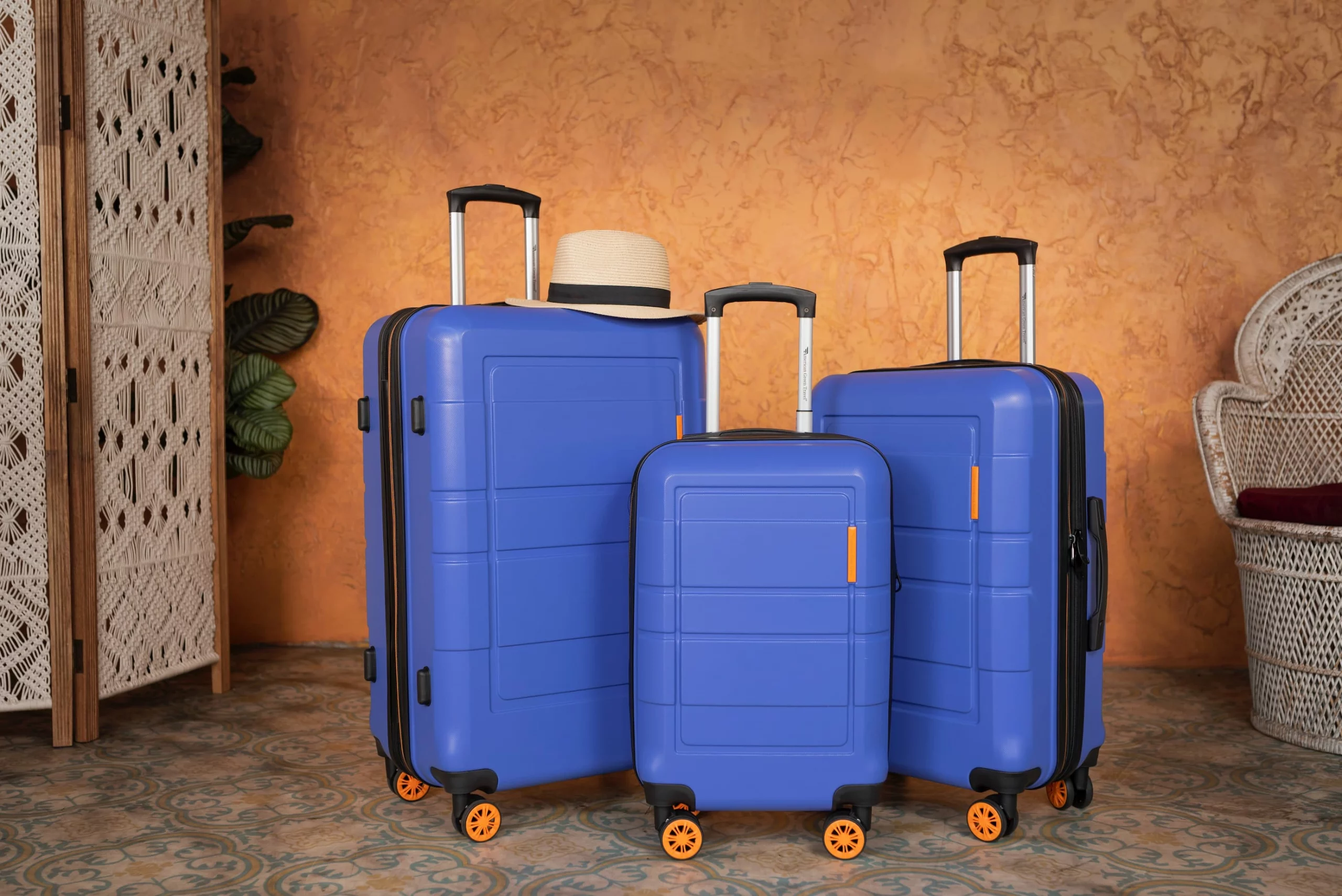 Três malas de cor azul. Imagem disponível em Unsplash.