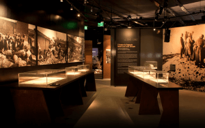 imagem de sala temática dentro do museu do holocausto