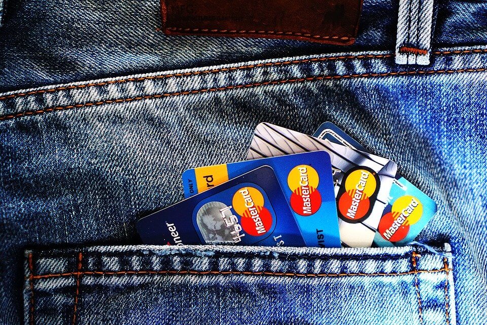 boldo de jeans com vários cartões da bandeira mastercard