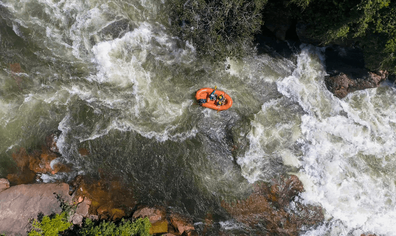 Casal em um bote na Cachoeira da Velha-Jalapão