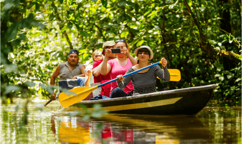 Pacote de viagem? Não! Experiência de barco pelo Rio Amazonas leva grupo de turistas