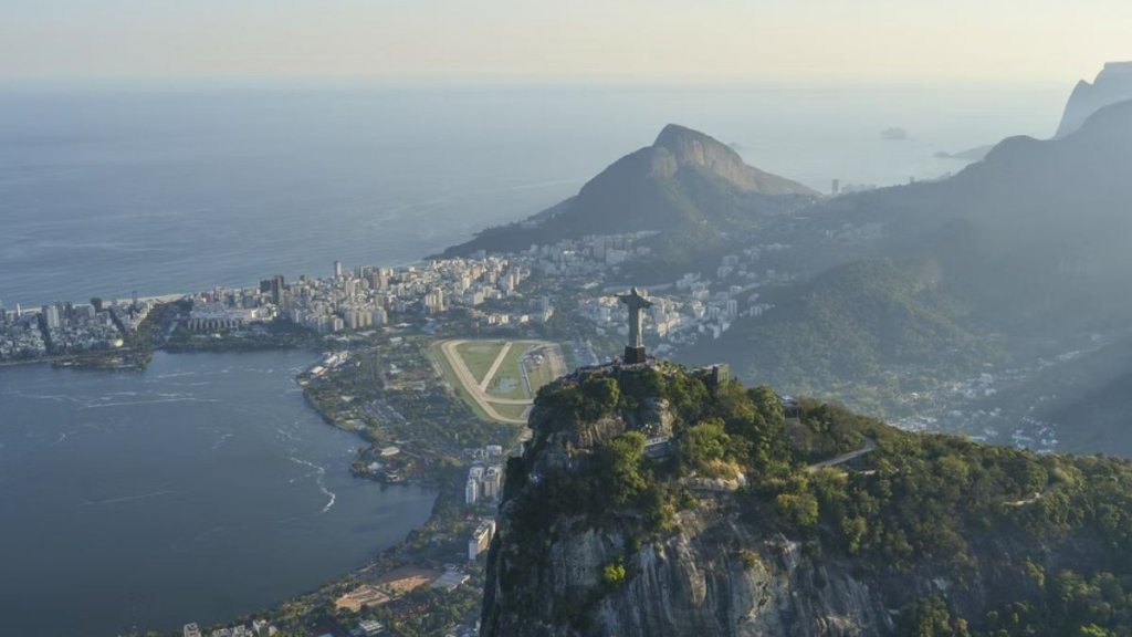 vista aérea do Cristo no Rio de Janeiro, uma opção de destino para viagem pós-pandemia