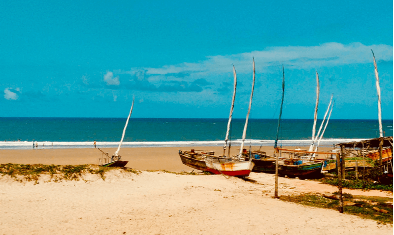 praia de mundaú em fortaleza com barcos na orla