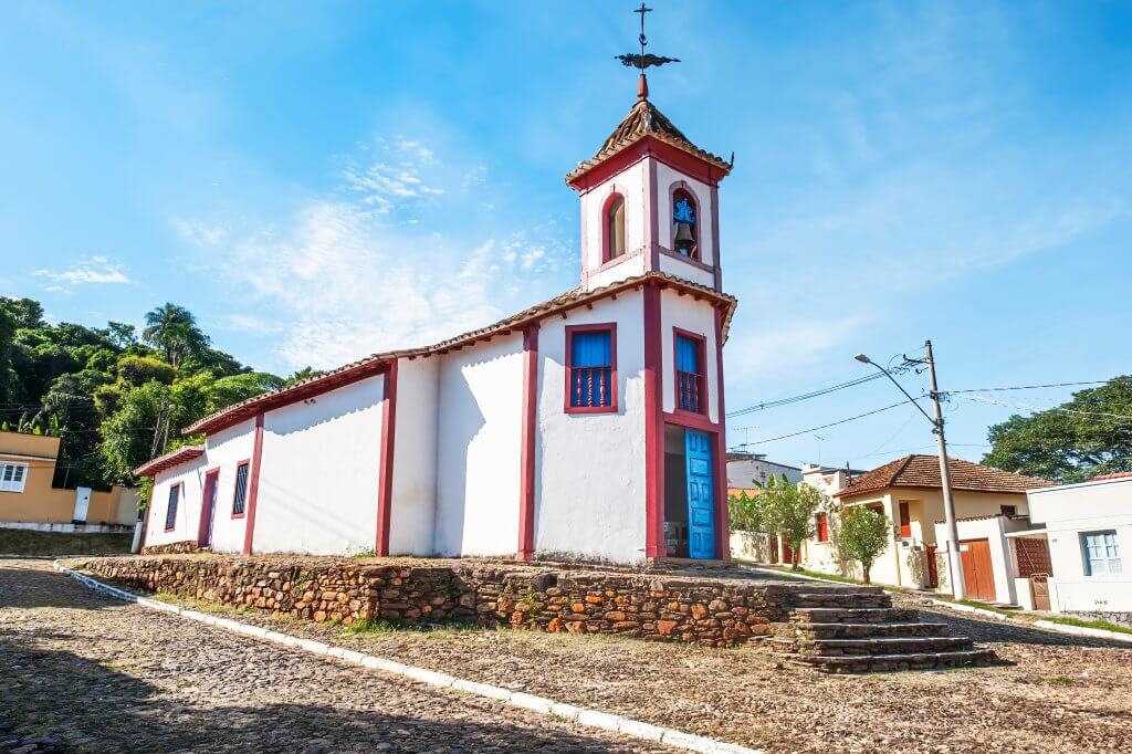 Igreja no meio de duas ruas em Sabará