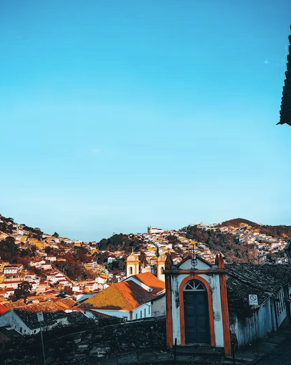 imagem que pega toda a cidade de Ouro Preto. Destaque para a igreja central