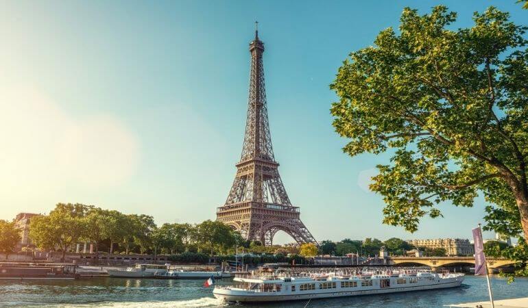 Imagem da Torre Eiffel vista do Rio Sena