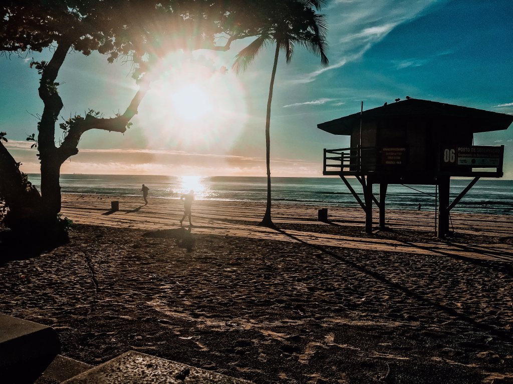 Praia de Boa Viagem, em Recife. Imagem disponível no Unsplash
