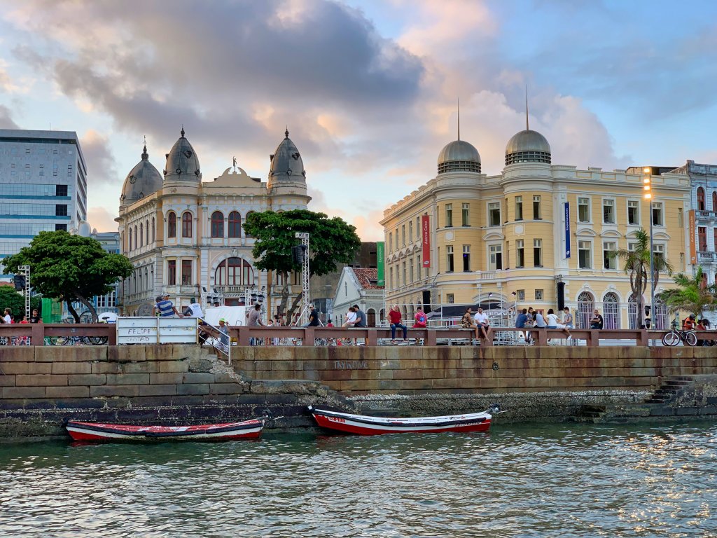 Cidade antiga de Recife, com prédios coloniais de fundo. Imagem disponível no Shutterstock