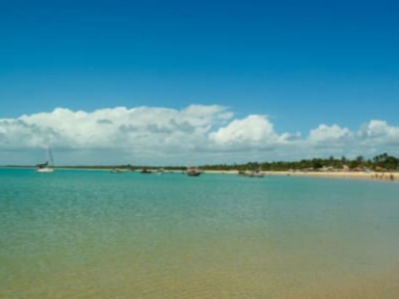 Vista das águas da praia de Corumbau
