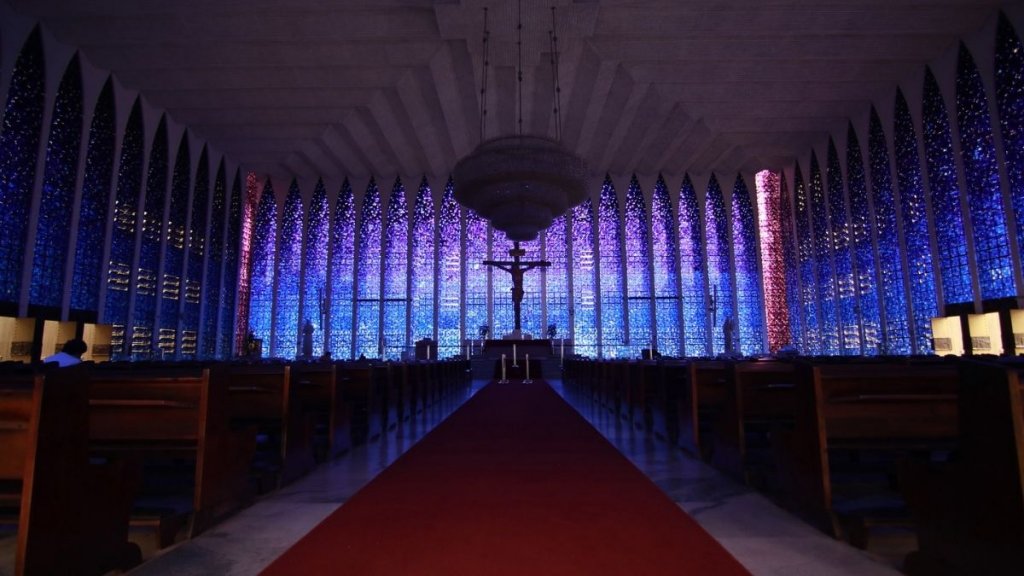 Santuário DomBosco, com vitrais decoradas.