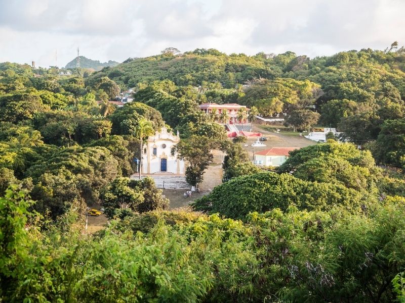 vista aérea da vila dos remédios em Fernando de Noronha