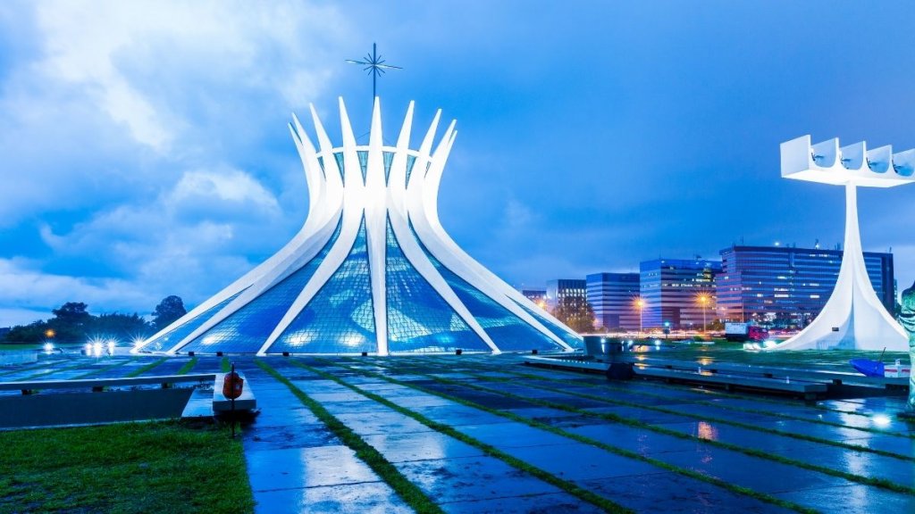 vista à distância da Catedral Metropolitana de Brasília