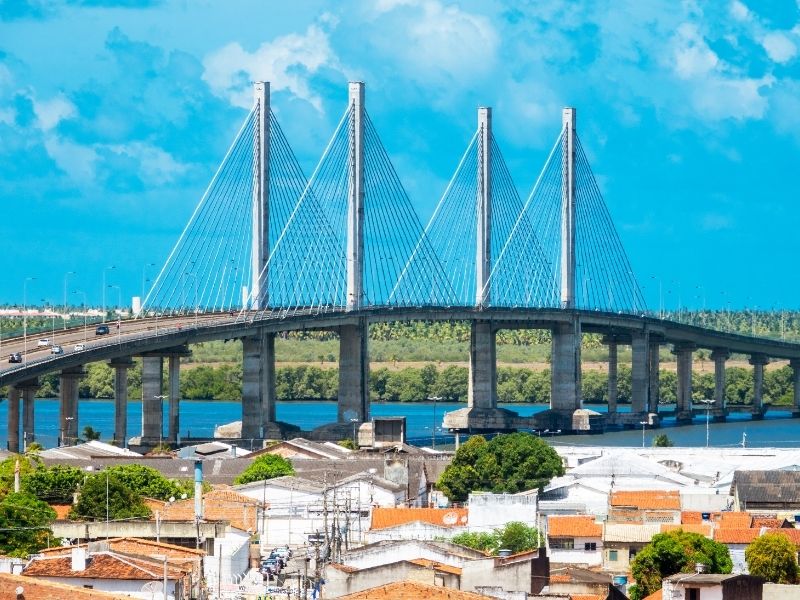 vista de longe de casas e da ponte de Aracaju