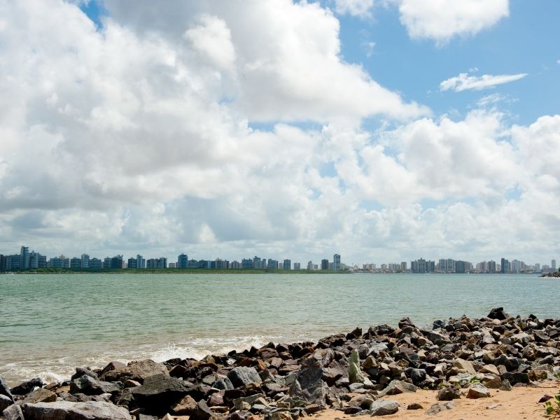 praia com pedras e areia em Aracaju