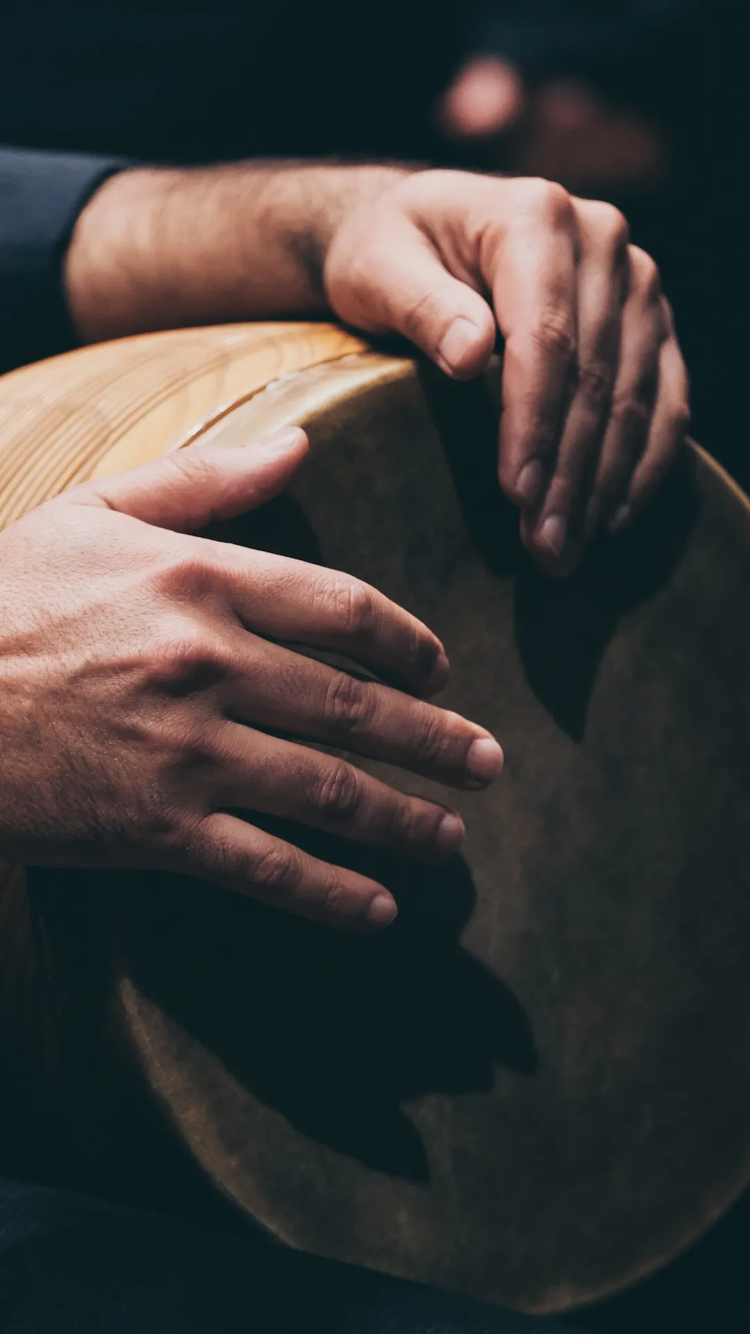 Mãos sobre instrumento de percussão