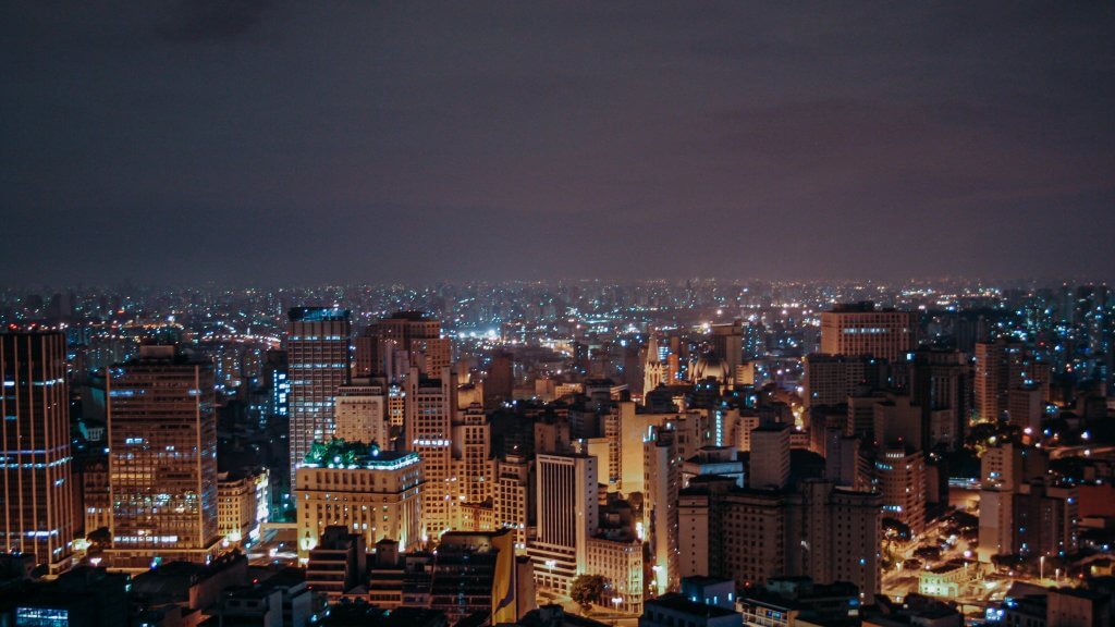 Imagem aérea de são paulo, durante a noite, com vista do Copan. Foto disponível no Unsplash