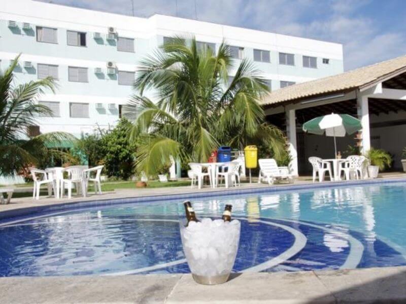 área da piscina com vista para o prédio do Delcas Hotel