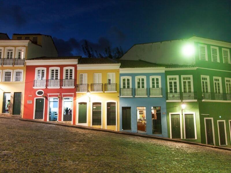 casas coloridas do Pelourinho à noite em Salvador
