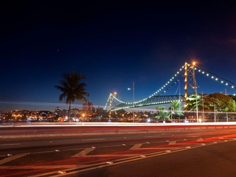 imagem da ponte de florianópolis, um dos pontos turísticos e próximo a opções do que fazer em Florianópolis a noite