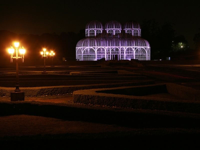 jardim botânico, uma das opções do que fazer em Curitiba a noite