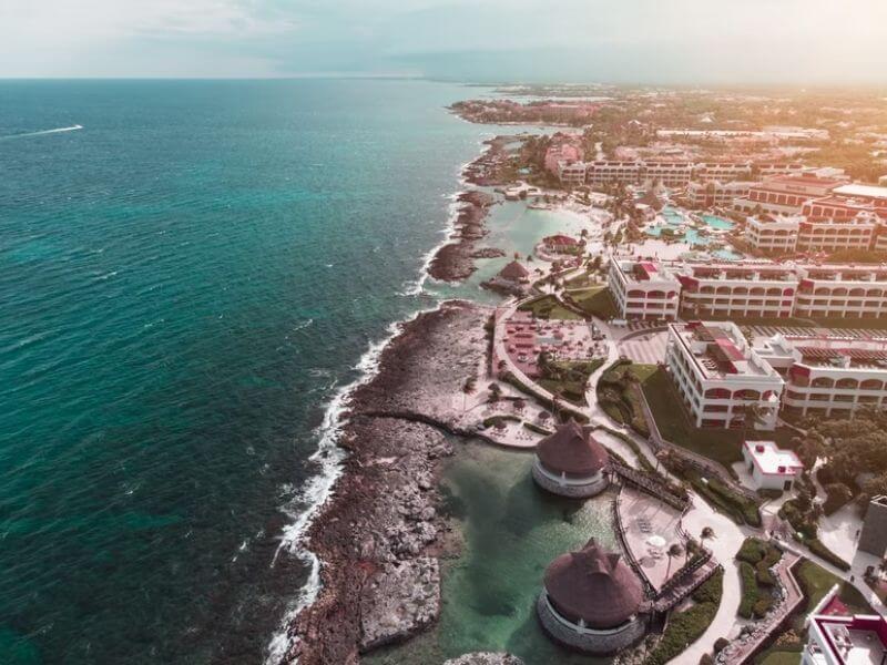 vista aérea da praia e cidade em Riviera Maya, México