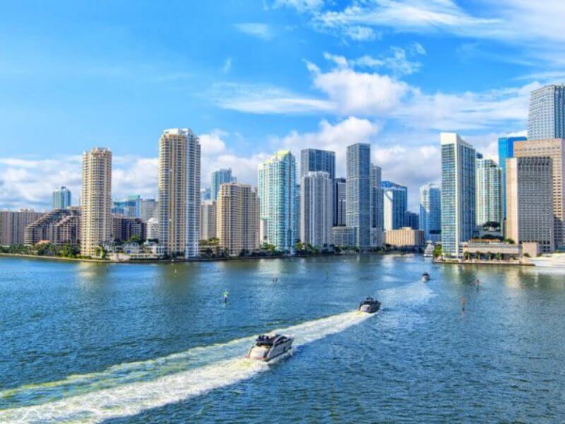 Prédios de Miami e veículos no mar