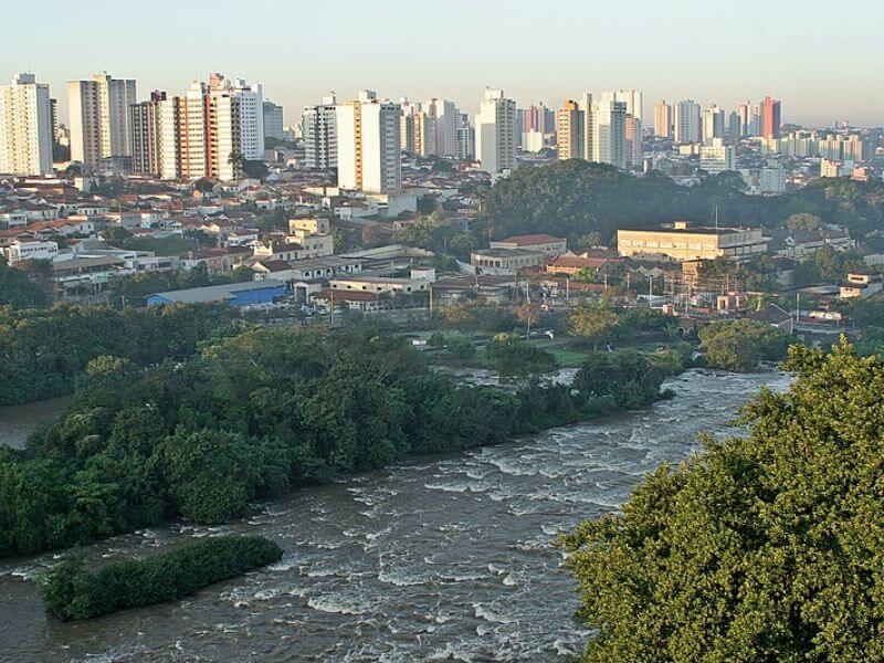Vista do Rio e cidade de Piracicaba, em SP. 