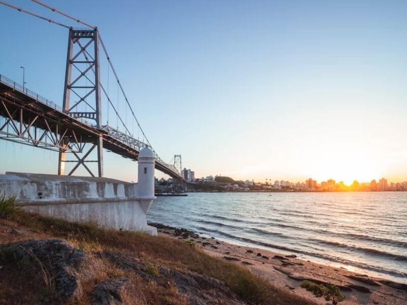 imagem da ponte de Florianópolis, uma parada essencial em roteiro de passeio em florianopolis