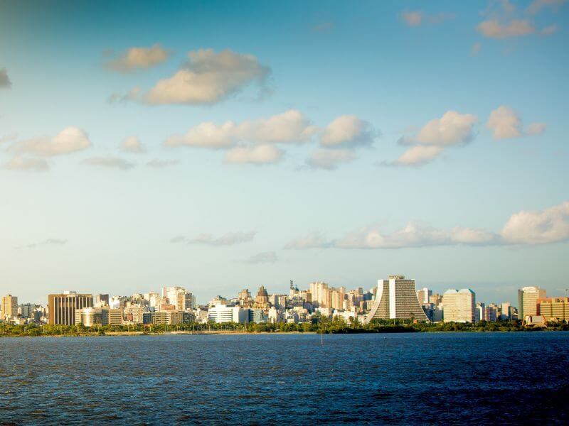 vista distante das águas e, ao fundo, da cidade de Porto Alegre