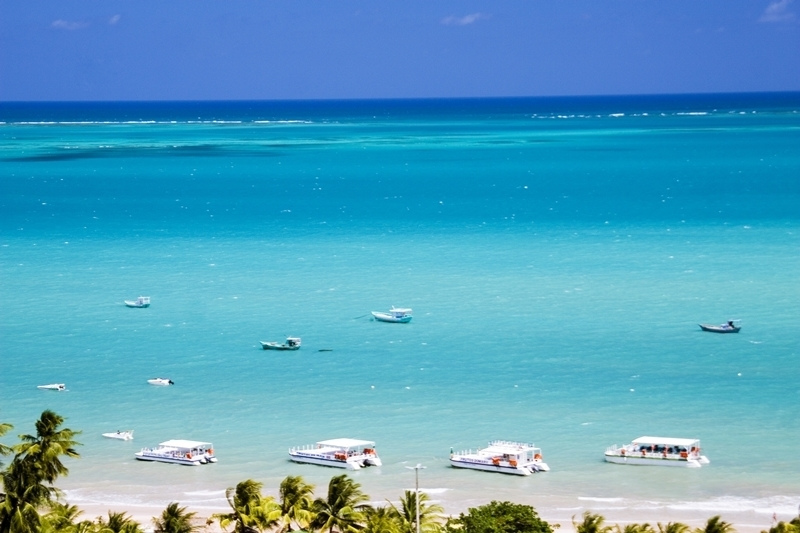 Maragogi, em Alagoas, Brasil, Na imagem praia paradisíaca com água azul claríssima sob sol radiante.