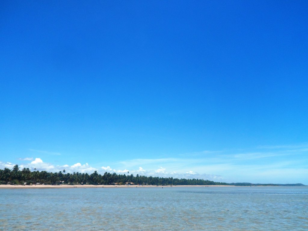 São Miguel dos Milagres, em Maceió, Brasil, Na imagem praia paradisíaca com água cristalina sob o céu azul ensolarado.
