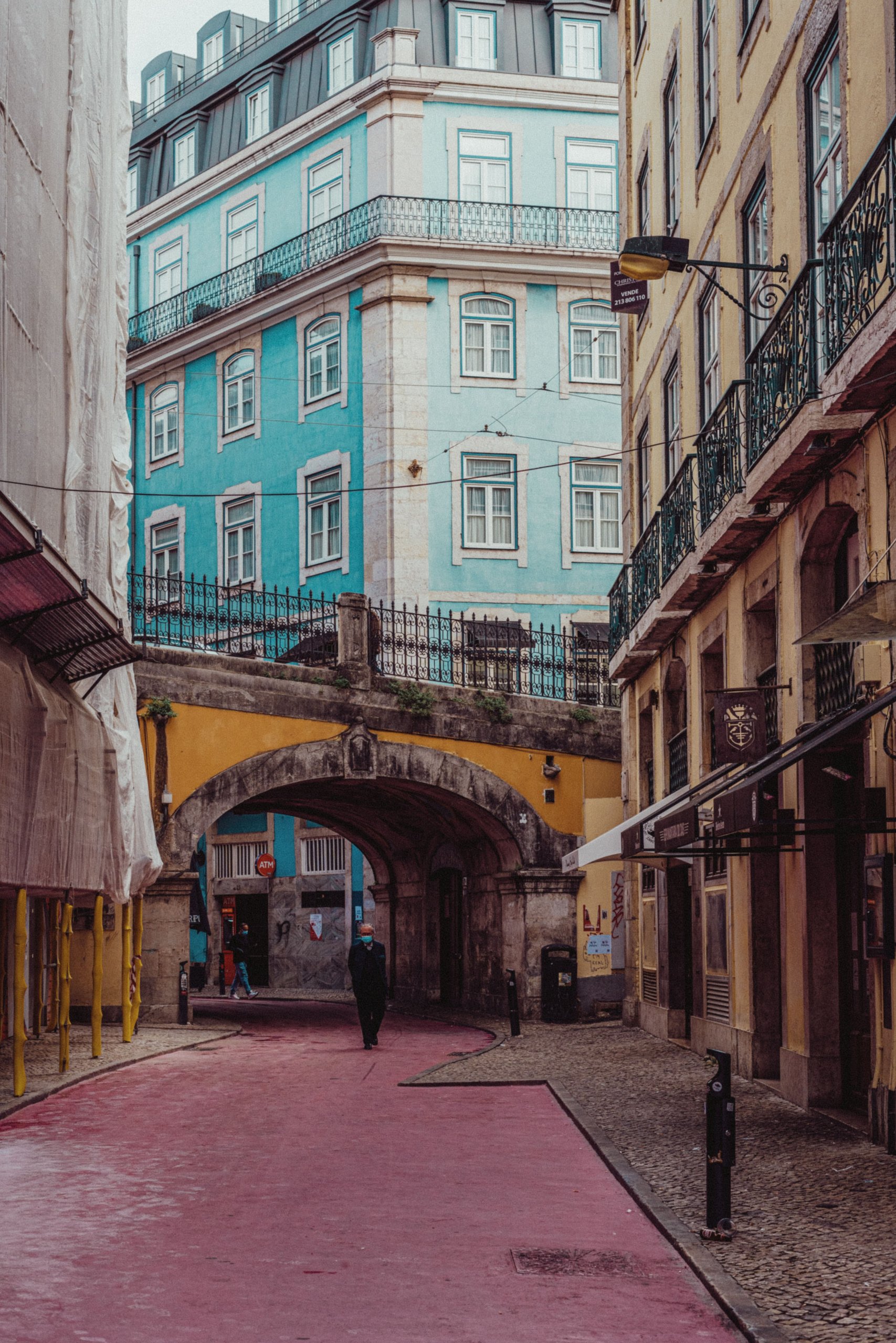 Rua Rosa, em Lisboa. Imagem disponível em Unsplash.