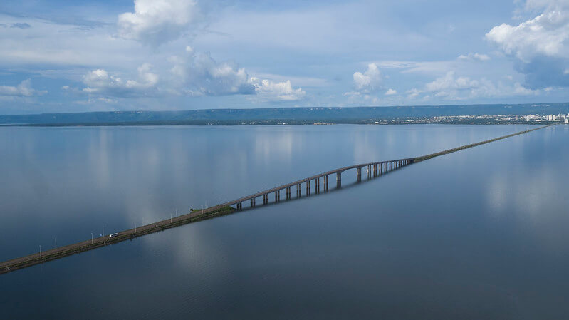 Vista da ponte sobre as águas em Palmas