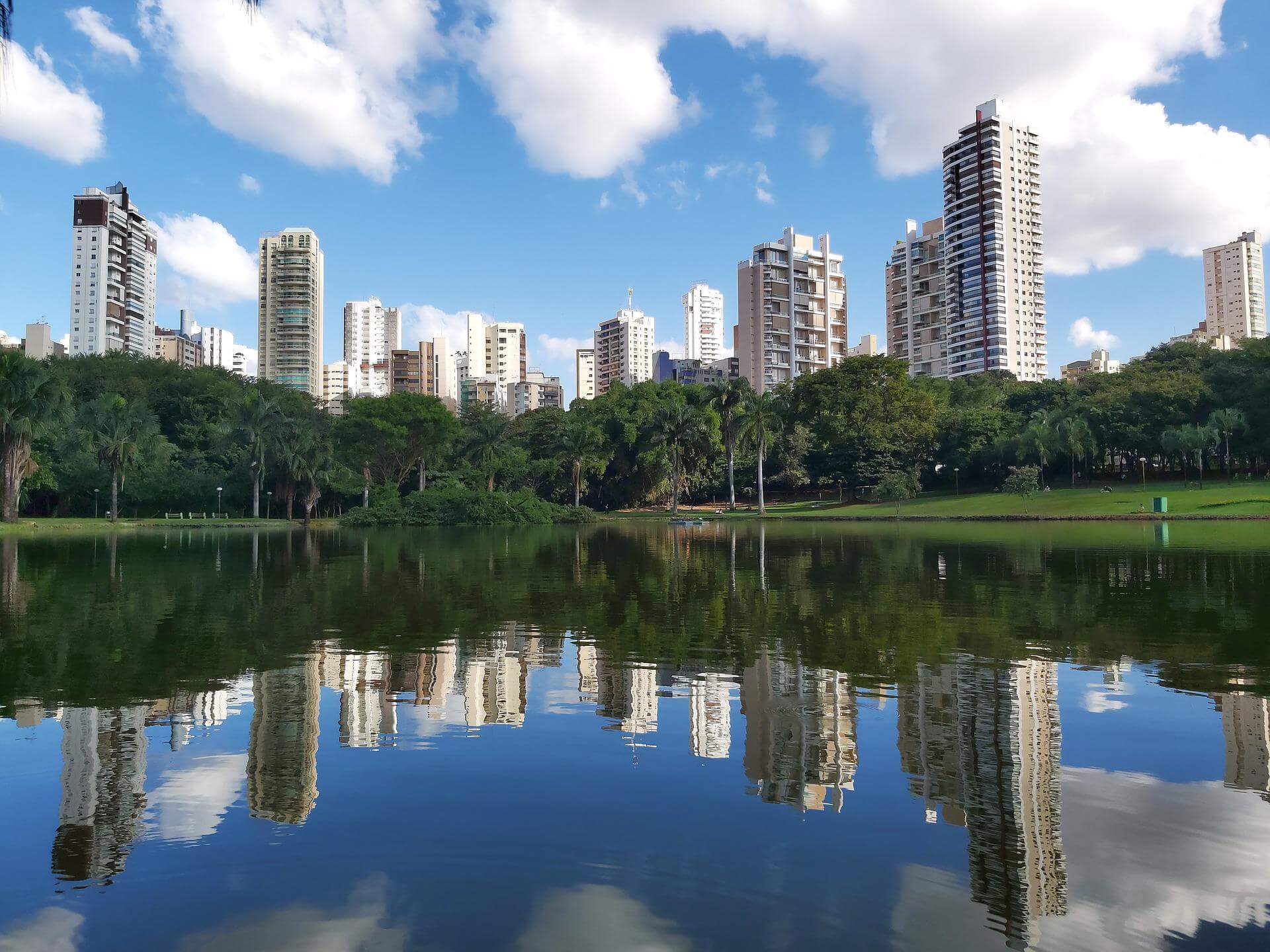 Imagem de prédios refletindo em um lago no Parque Vaca Brava em Goiânia