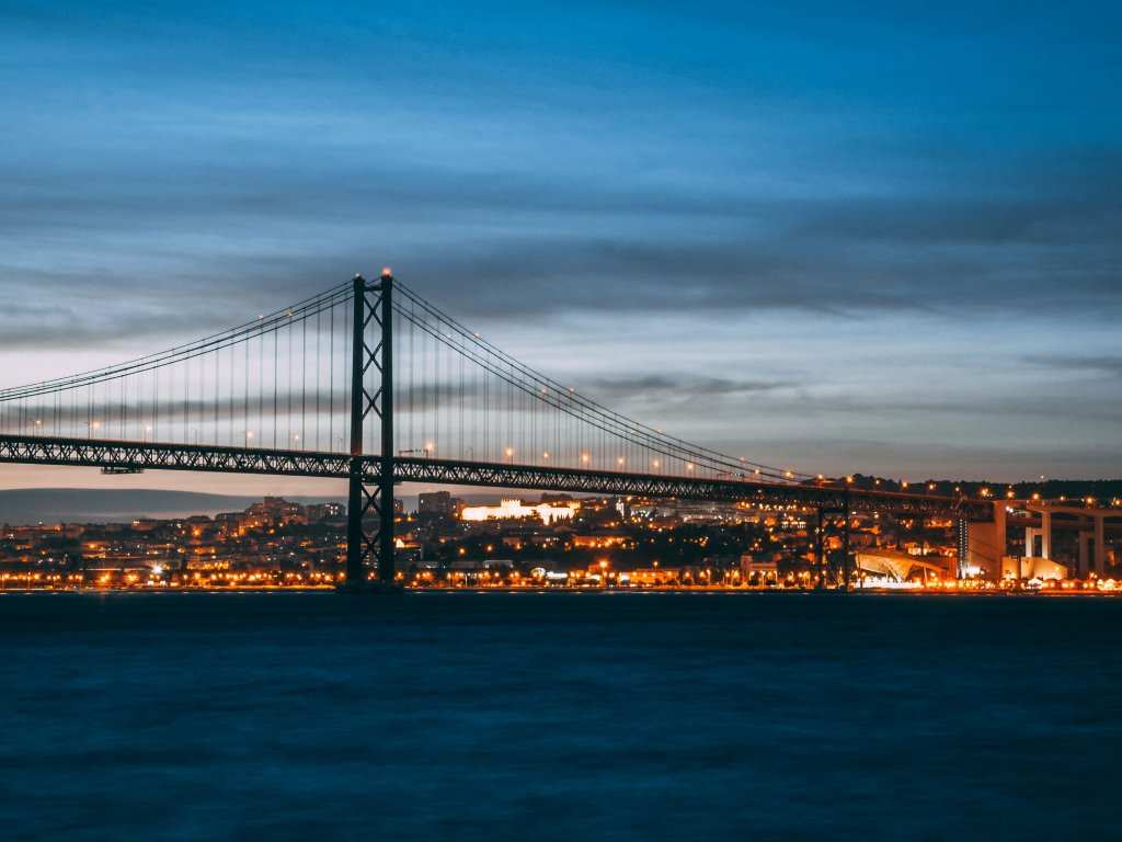 Ponte à noite em Lisboa. Imagem disponível em Unsplash.