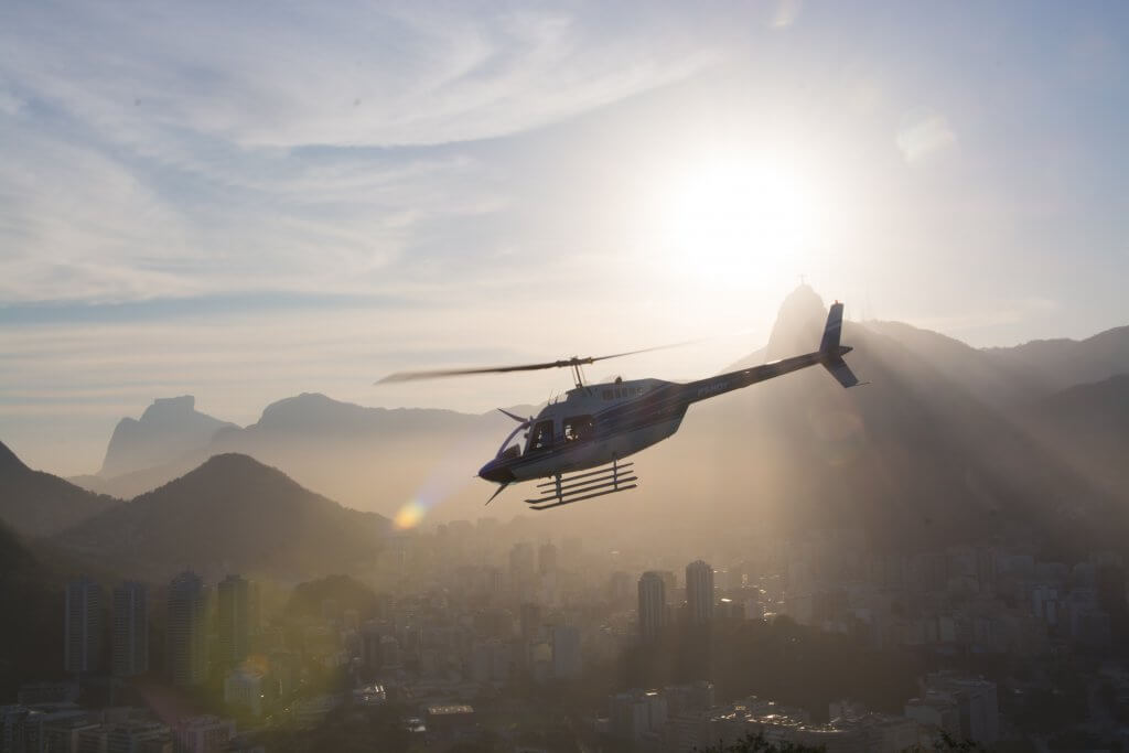 Helicoptero fazendo passeio no Rio.  Imagem disponível no Unsplash