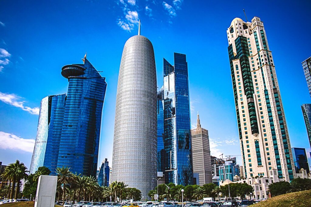 imagem de prédios e construções sob o céu azul em Catar