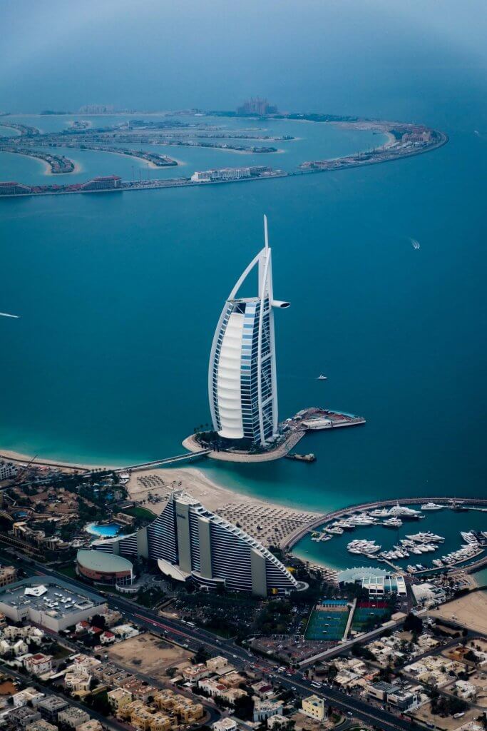 prédio nas águas, na orla de praia, nos Emirados Árabes Unidos, em Dubai